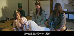 Em bé ngực bự chơi với âm hộ của mình bằng máy rung ngoài trời