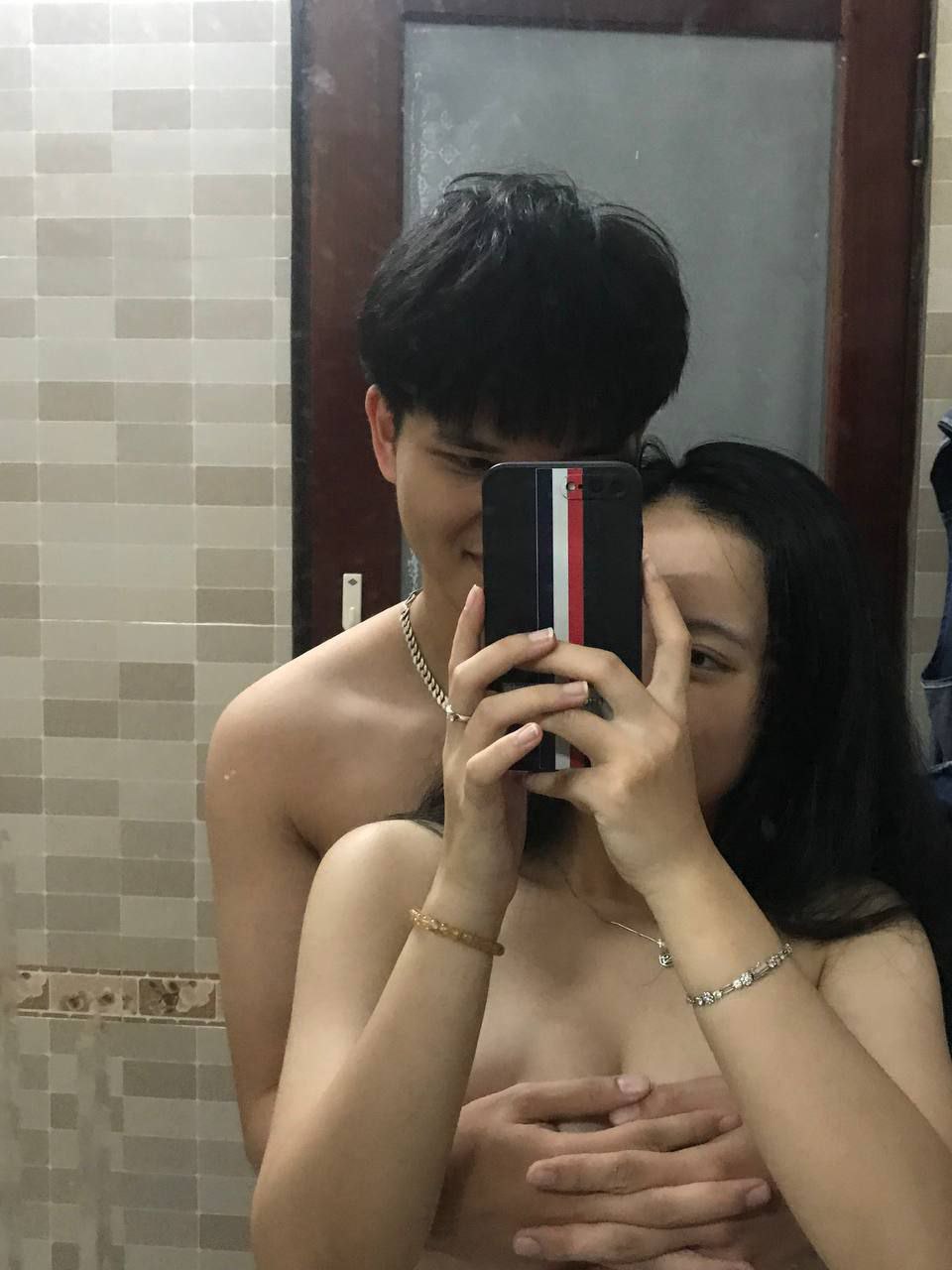 Bất ngờ móc lồn khiến em sướng chảy nước