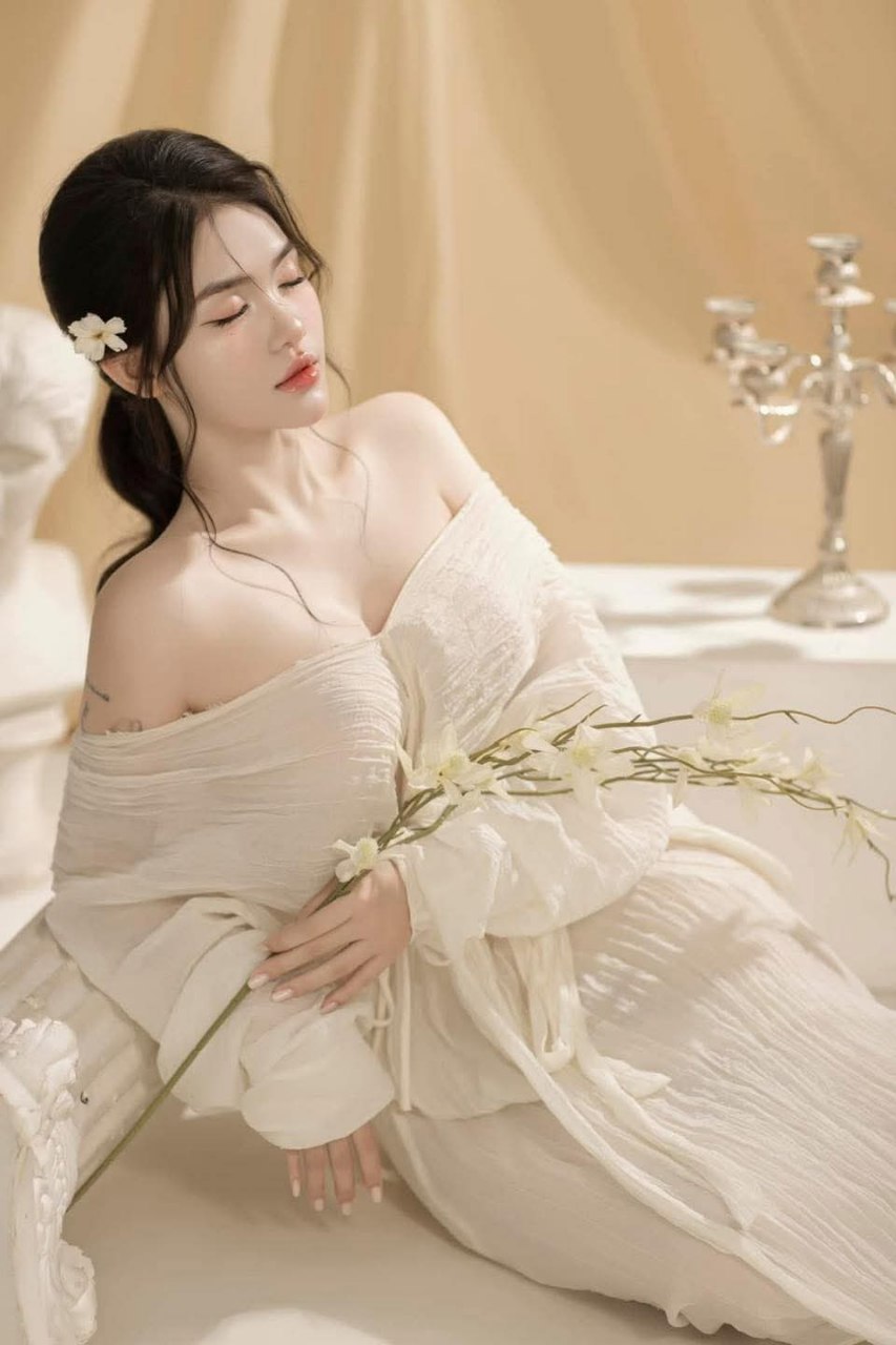 Cô bạn gái vừa đi đi giã ngoại với gia đình, tôi ở nhà bị bạn thân cô ấy gạ chịch